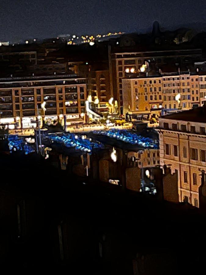 Sur Les Toits Du Vieux Port Marseille